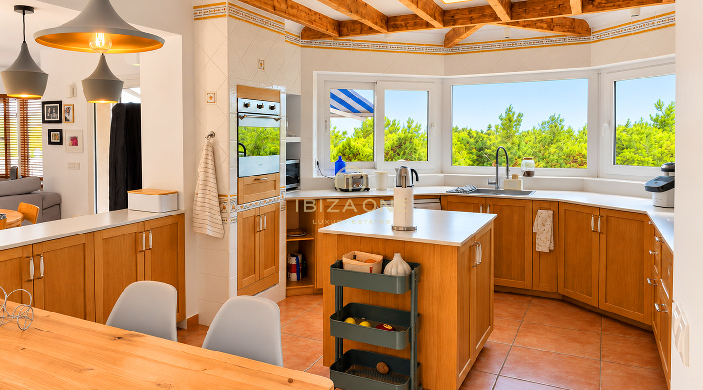 Außergewöhnliches 10.800 m² großes Privatanwesen mit fünf Schlafzimmern mit Bad en Suite, separatem Gästehaus, Swimmingpool und 400 m² Terrassen in Benimussa, Ibiza zu verkaufen.
