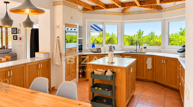 Exceptionnelle propriété privée de 10 800 m² avec cinq chambres avec salle de bains privative, maison d'hôtes indépendante, piscine et 400 m² de terrasses à vendre à Benimussa, Ibiza
