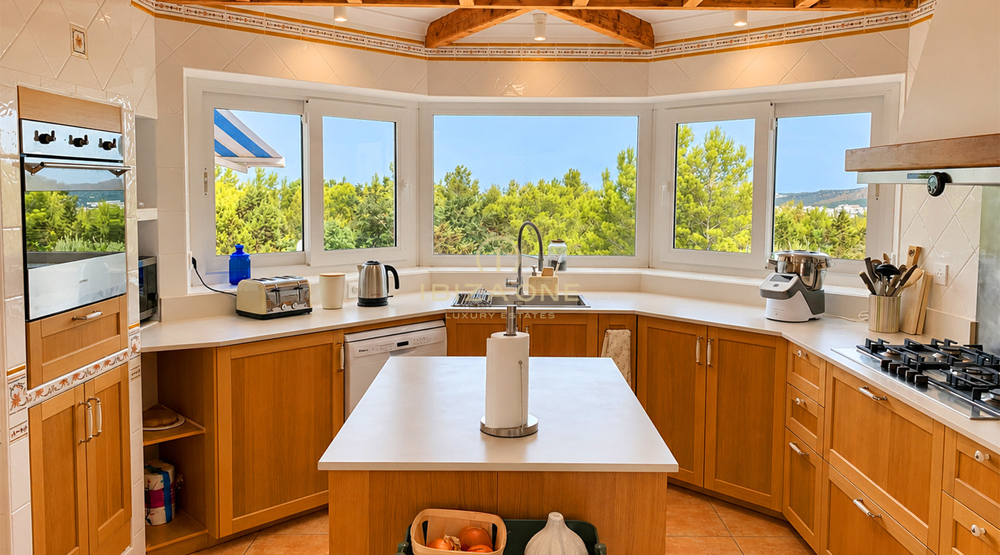 Eccezionale tenuta privata di 10.800 m² con cinque camere da letto con bagno privato, dependance indipendente, piscina e 400 m² di terrazze in vendita a Benimussa, Ibiza.