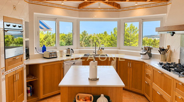 Exceptionnelle propriété privée de 10 800 m² avec cinq chambres avec salle de bains privative, maison d'hôtes indépendante, piscine et 400 m² de terrasses à vendre à Benimussa, Ibiza