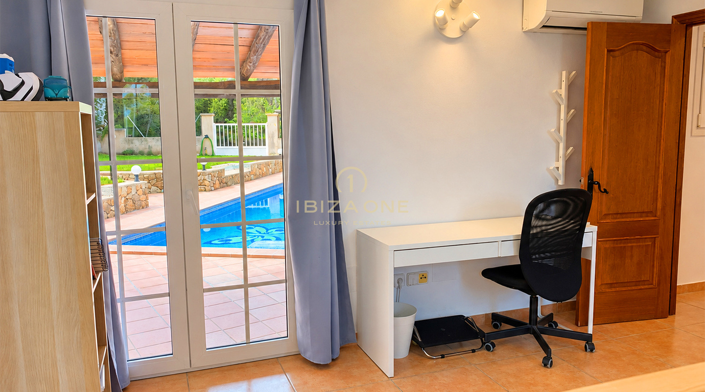 Eccezionale tenuta privata di 10.800 m² con cinque camere da letto con bagno privato, dependance indipendente, piscina e 400 m² di terrazze in vendita a Benimussa, Ibiza.
