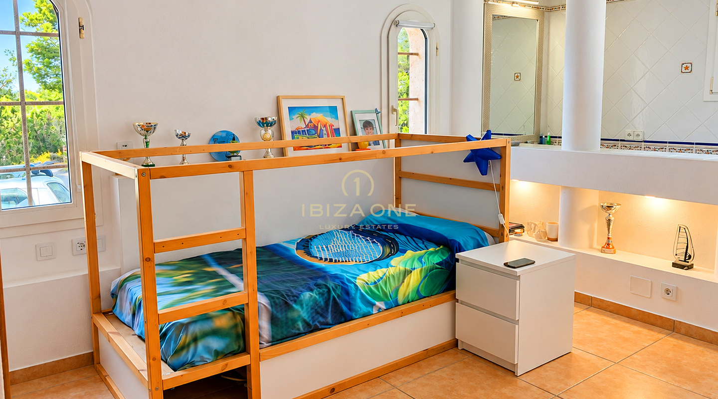 Продается великолепное частное поместье площадью 10 800 м² с пятью спальнями с ванными комнатами, отдельным гостевым домом, бассейном и террасами площадью 400 м² в Бенимуссе, Ибица.