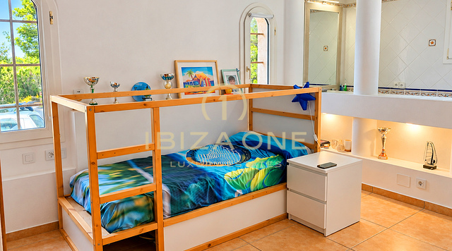 Uitzonderlijk privélandgoed van 10.800 m² met vijf slaapkamers met eigen badkamer, een apart gastenverblijf, een zwembad en 400 m² aan terrassen te koop in Benimussa, Ibiza.