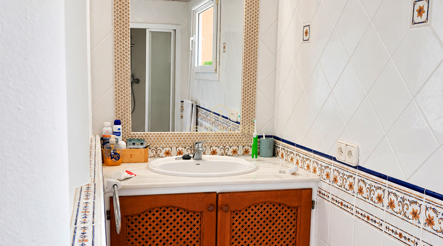 Uitzonderlijk privélandgoed van 10.800 m² met vijf slaapkamers met eigen badkamer, een apart gastenverblijf, een zwembad en 400 m² aan terrassen te koop in Benimussa, Ibiza.