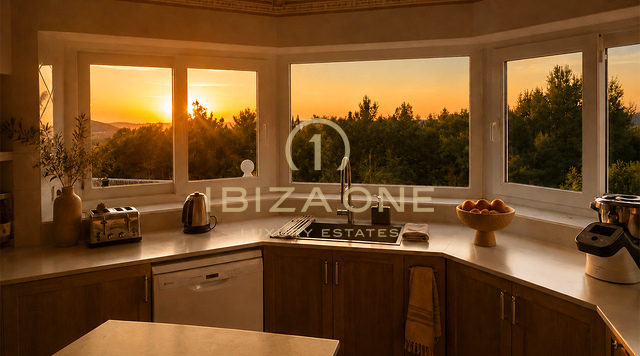 Excepcional finca privada de 10.800 m² con cinco habitaciones con baño privado, casa de huéspedes independiente, piscina y 400 m² de terrazas en venta en Benimussa, Ibiza.