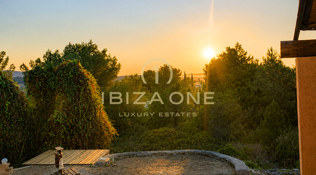 Excepcional finca privada de 10.800 m² con cinco habitaciones con baño privado, casa de huéspedes independiente, piscina y 400 m² de terrazas en venta en Benimussa, Ibiza.
