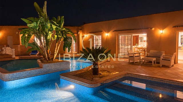 Exceptionnelle propriété privée de 10 800 m² avec cinq chambres avec salle de bains privative, maison d'hôtes indépendante, piscine et 400 m² de terrasses à vendre à Benimussa, Ibiza