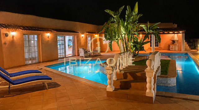 Exceptionnelle propriété privée de 10 800 m² avec cinq chambres avec salle de bains privative, maison d'hôtes indépendante, piscine et 400 m² de terrasses à vendre à Benimussa, Ibiza