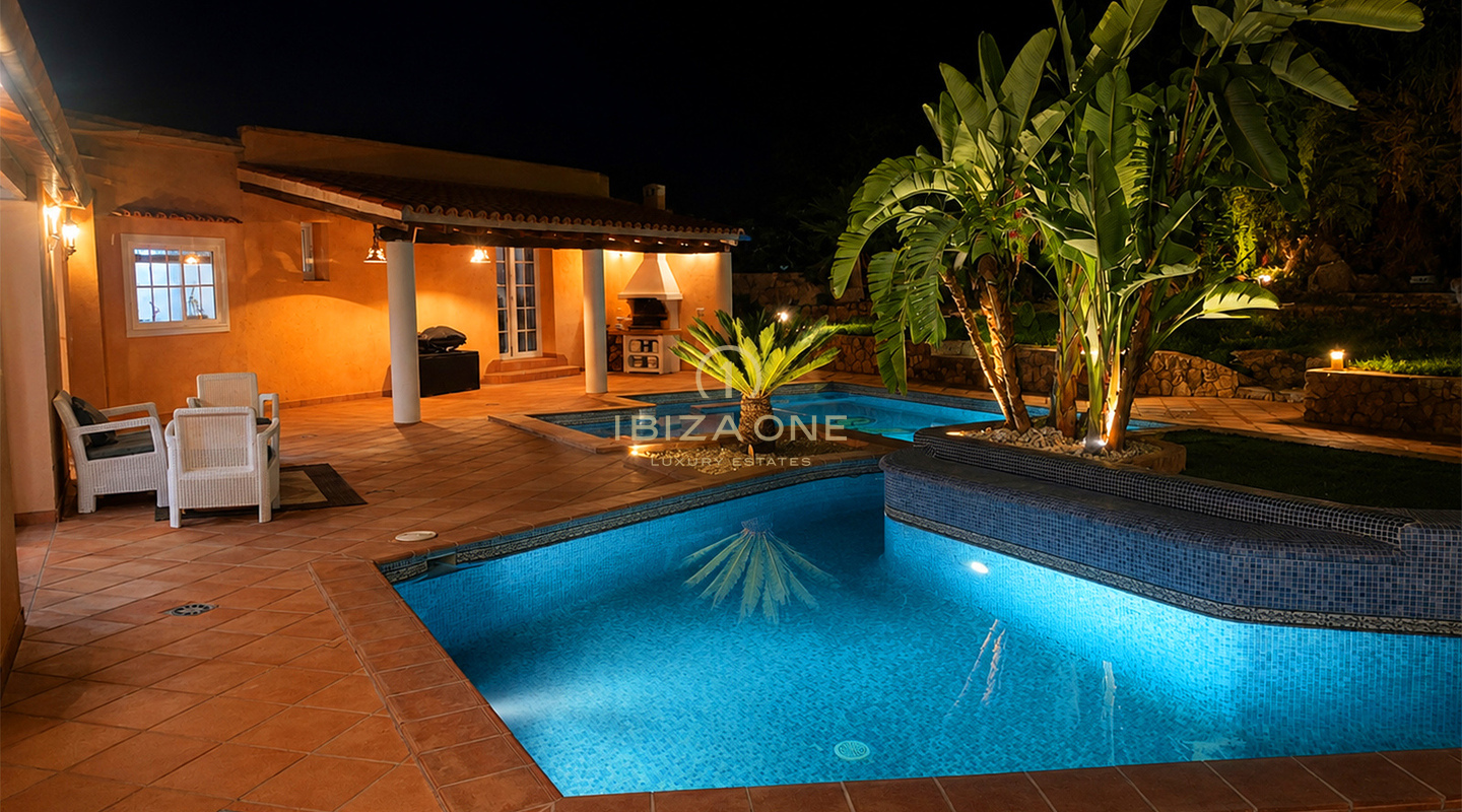 Außergewöhnliches 10.800 m² großes Privatanwesen mit fünf Schlafzimmern mit Bad en Suite, separatem Gästehaus, Swimmingpool und 400 m² Terrassen in Benimussa, Ibiza zu verkaufen.
