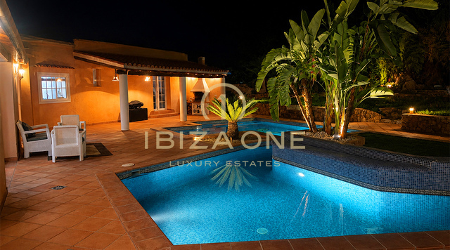 Außergewöhnliches 10.800 m² großes Privatanwesen mit fünf Schlafzimmern mit Bad en Suite, separatem Gästehaus, Swimmingpool und 400 m² Terrassen in Benimussa, Ibiza zu verkaufen.