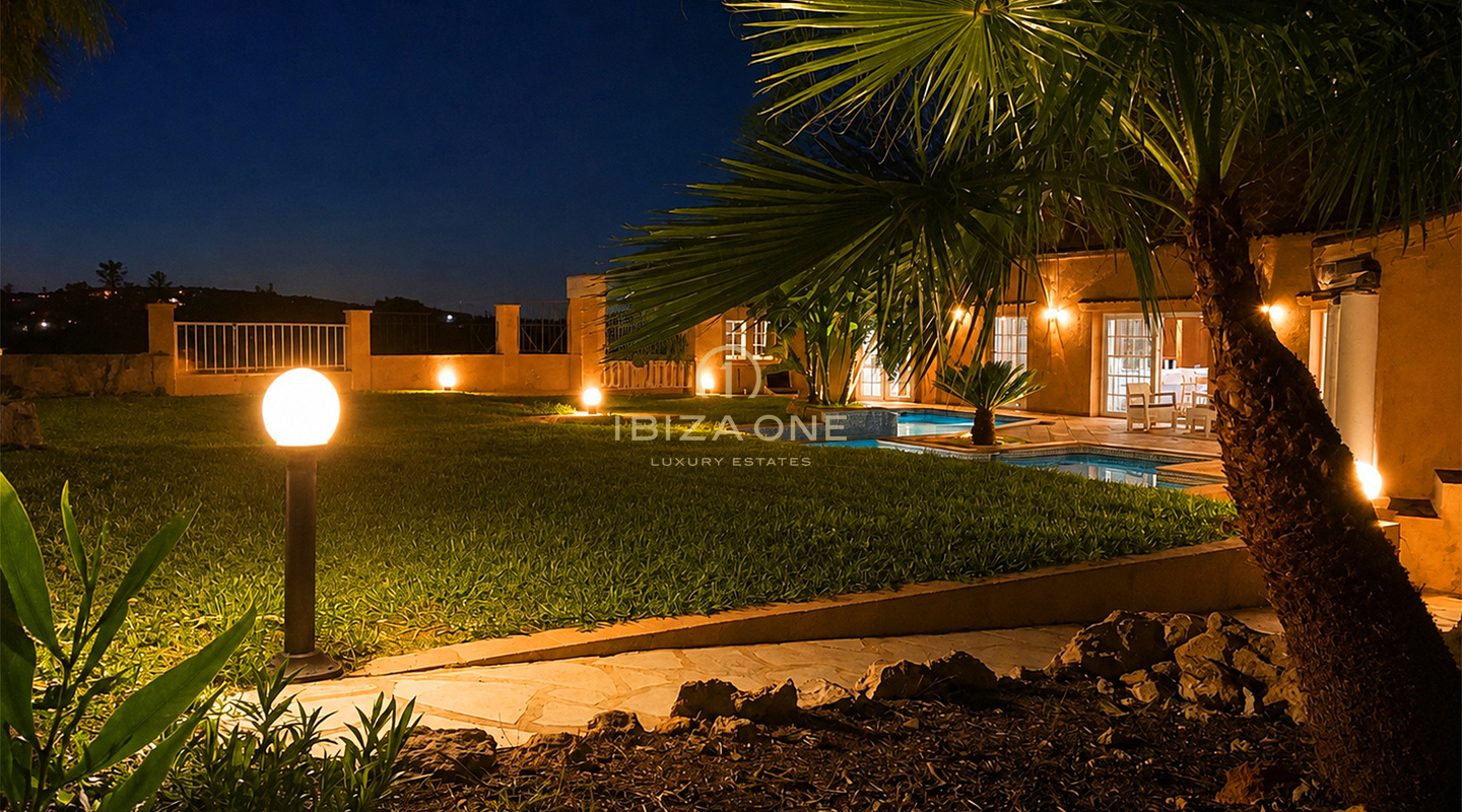 Außergewöhnliches 10.800 m² großes Privatanwesen mit fünf Schlafzimmern mit Bad en Suite, separatem Gästehaus, Swimmingpool und 400 m² Terrassen in Benimussa, Ibiza zu verkaufen.