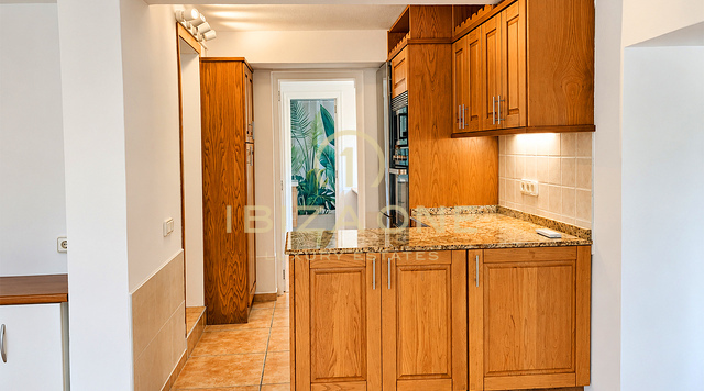 Excepcional finca privada de 10.800 m² con cinco habitaciones con baño privado, casa de huéspedes independiente, piscina y 400 m² de terrazas en venta en Benimussa, Ibiza.