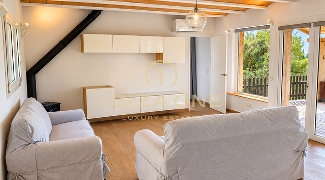 Excepcional finca privada de 10.800 m² con cinco habitaciones con baño privado, casa de huéspedes independiente, piscina y 400 m² de terrazas en venta en Benimussa, Ibiza.