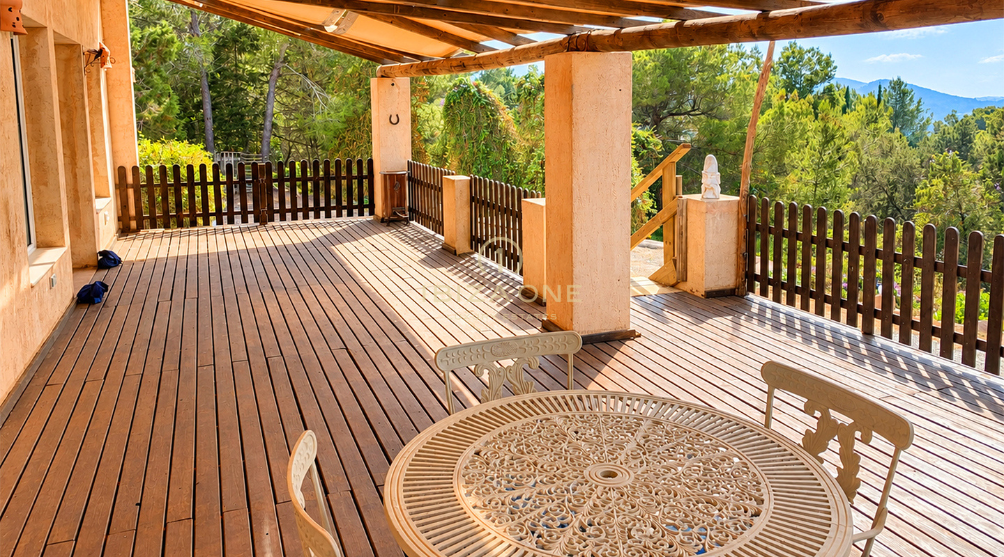 Uitzonderlijk privélandgoed van 10.800 m² met vijf slaapkamers met eigen badkamer, een apart gastenverblijf, een zwembad en 400 m² aan terrassen te koop in Benimussa, Ibiza.