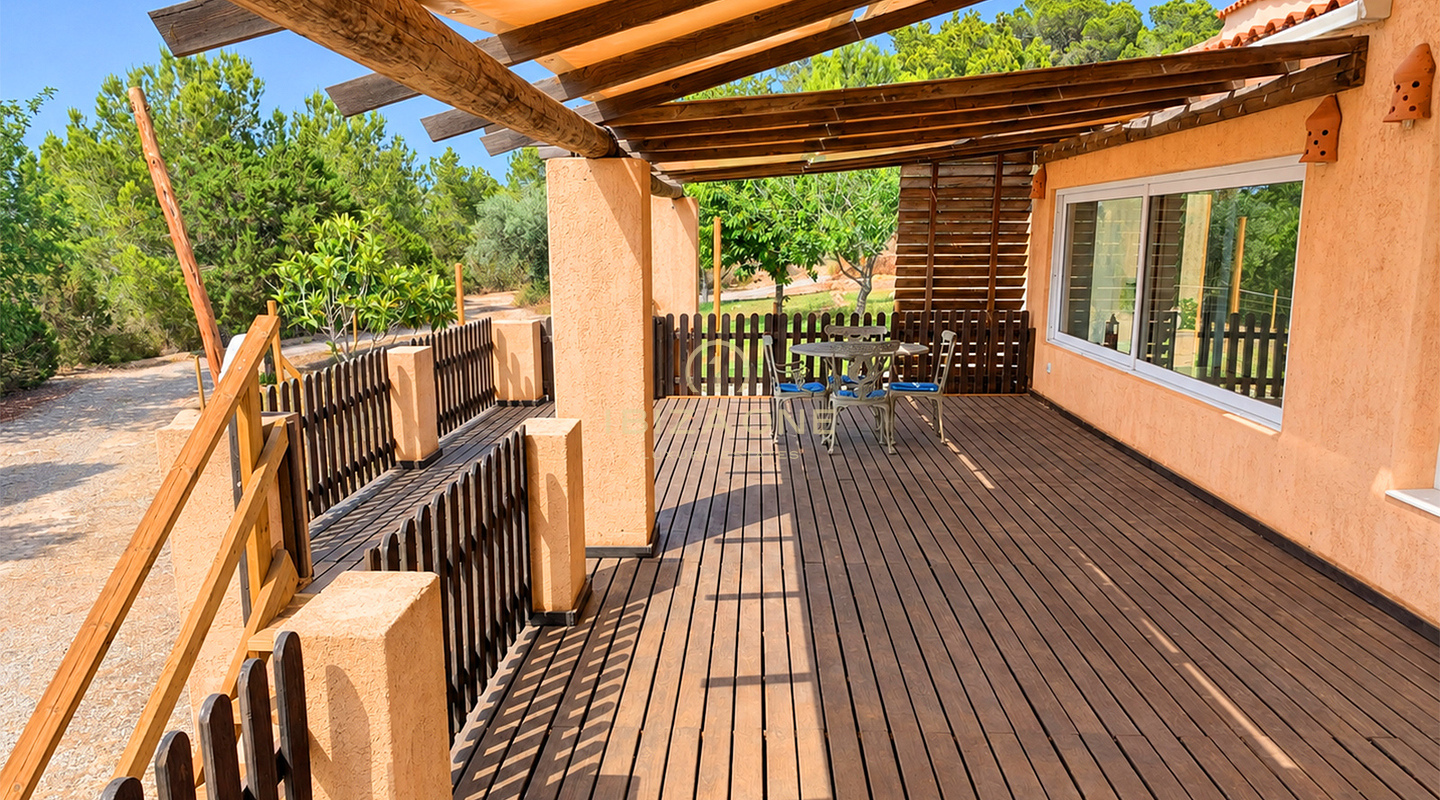 Eccezionale tenuta privata di 10.800 m² con cinque camere da letto con bagno privato, dependance indipendente, piscina e 400 m² di terrazze in vendita a Benimussa, Ibiza.