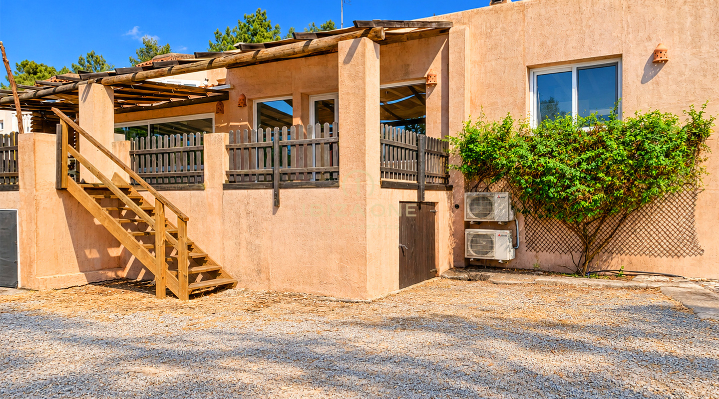 Uitzonderlijk privélandgoed van 10.800 m² met vijf slaapkamers met eigen badkamer, een apart gastenverblijf, een zwembad en 400 m² aan terrassen te koop in Benimussa, Ibiza.