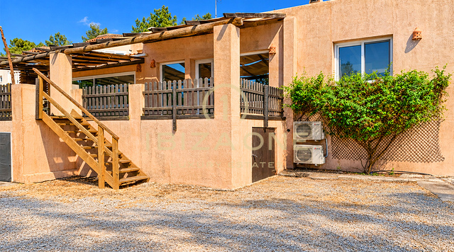 Excepcional finca privada de 10.800 m² con cinco habitaciones con baño privado, casa de huéspedes independiente, piscina y 400 m² de terrazas en venta en Benimussa, Ibiza.