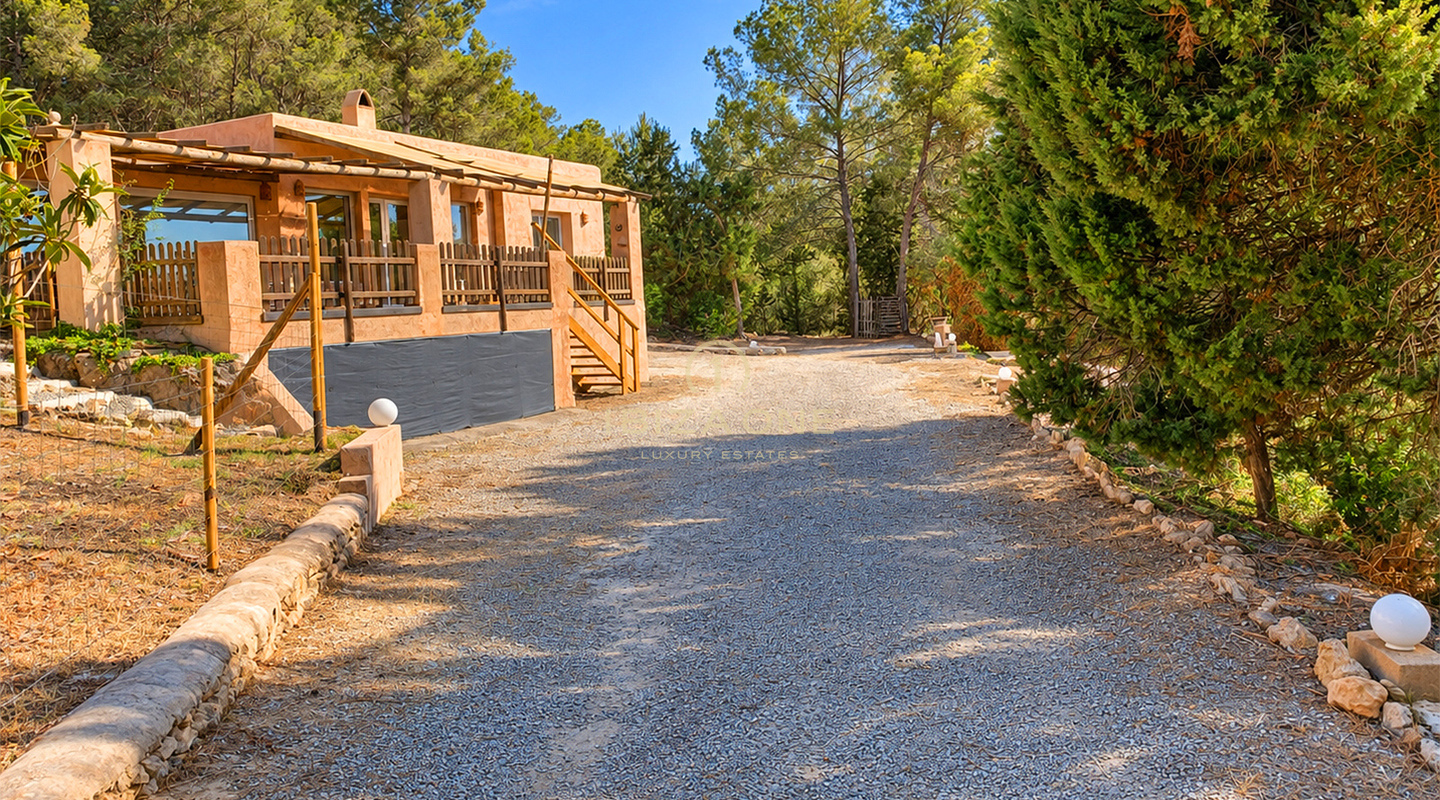 Eccezionale tenuta privata di 10.800 m² con cinque camere da letto con bagno privato, dependance indipendente, piscina e 400 m² di terrazze in vendita a Benimussa, Ibiza.