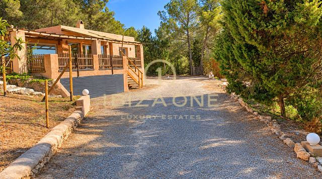 Excepcional finca privada de 10.800 m² con cinco habitaciones con baño privado, casa de huéspedes independiente, piscina y 400 m² de terrazas en venta en Benimussa, Ibiza.