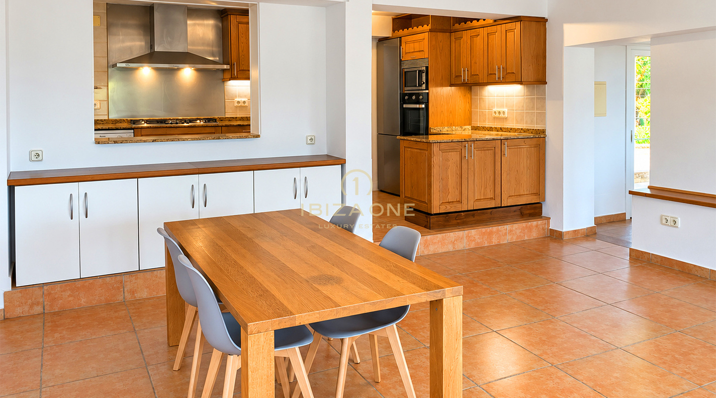 Uitzonderlijk privélandgoed van 10.800 m² met vijf slaapkamers met eigen badkamer, een apart gastenverblijf, een zwembad en 400 m² aan terrassen te koop in Benimussa, Ibiza.
