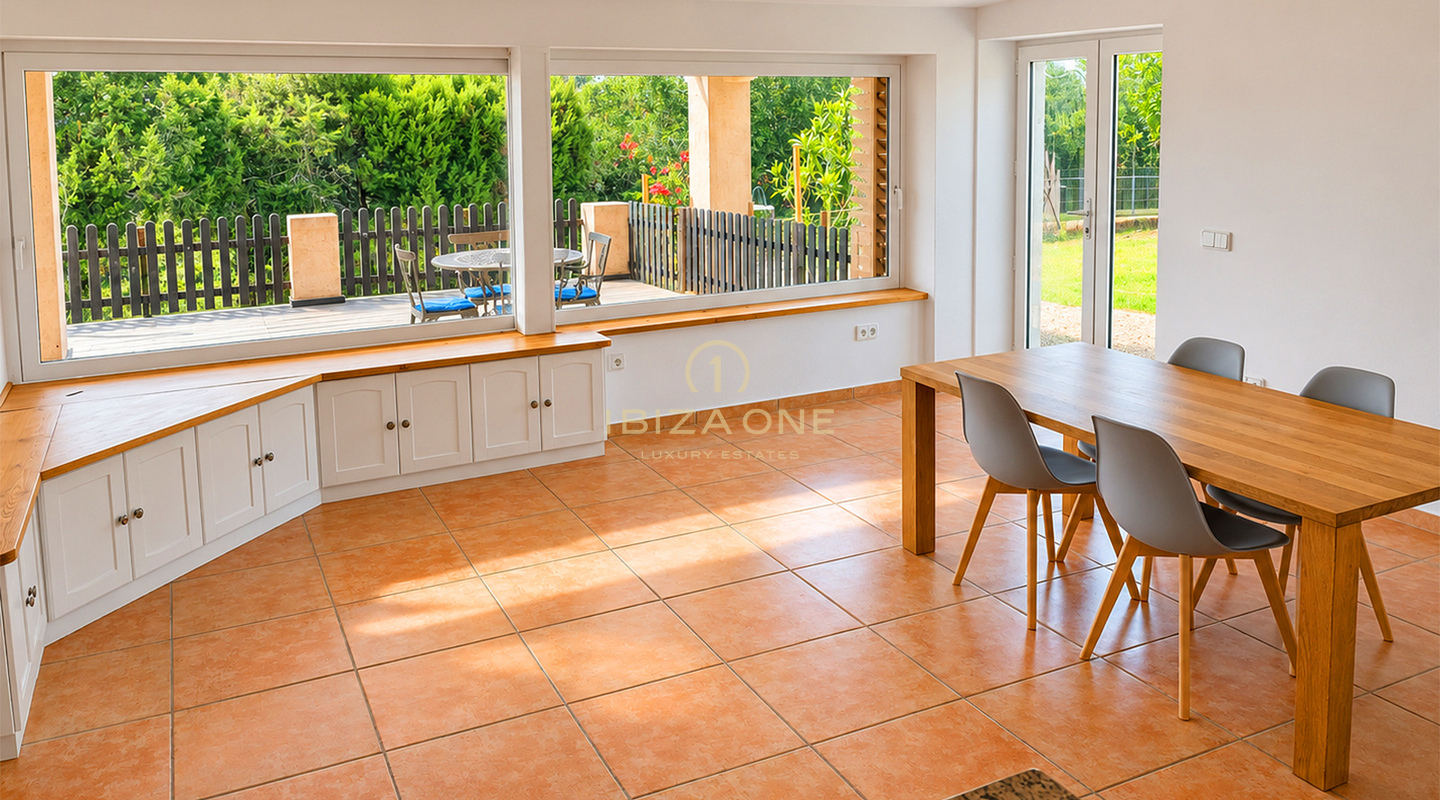 Exceptionnelle propriété privée de 10 800 m² avec cinq chambres avec salle de bains privative, maison d'hôtes indépendante, piscine et 400 m² de terrasses à vendre à Benimussa, Ibiza