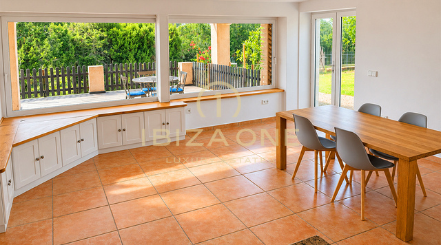 Uitzonderlijk privélandgoed van 10.800 m² met vijf slaapkamers met eigen badkamer, een apart gastenverblijf, een zwembad en 400 m² aan terrassen te koop in Benimussa, Ibiza.