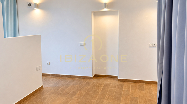 Excepcional finca privada de 10.800 m² con cinco habitaciones con baño privado, casa de huéspedes independiente, piscina y 400 m² de terrazas en venta en Benimussa, Ibiza.