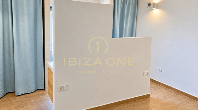 Excepcional finca privada de 10.800 m² con cinco habitaciones con baño privado, casa de huéspedes independiente, piscina y 400 m² de terrazas en venta en Benimussa, Ibiza.