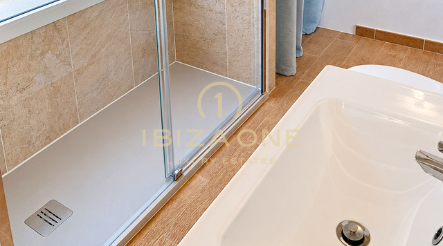 Eccezionale tenuta privata di 10.800 m² con cinque camere da letto con bagno privato, dependance indipendente, piscina e 400 m² di terrazze in vendita a Benimussa, Ibiza.