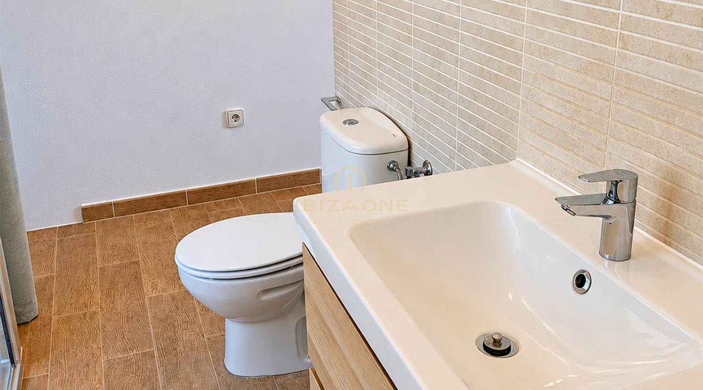 Продается великолепное частное поместье площадью 10 800 м² с пятью спальнями с ванными комнатами, отдельным гостевым домом, бассейном и террасами площадью 400 м² в Бенимуссе, Ибица.